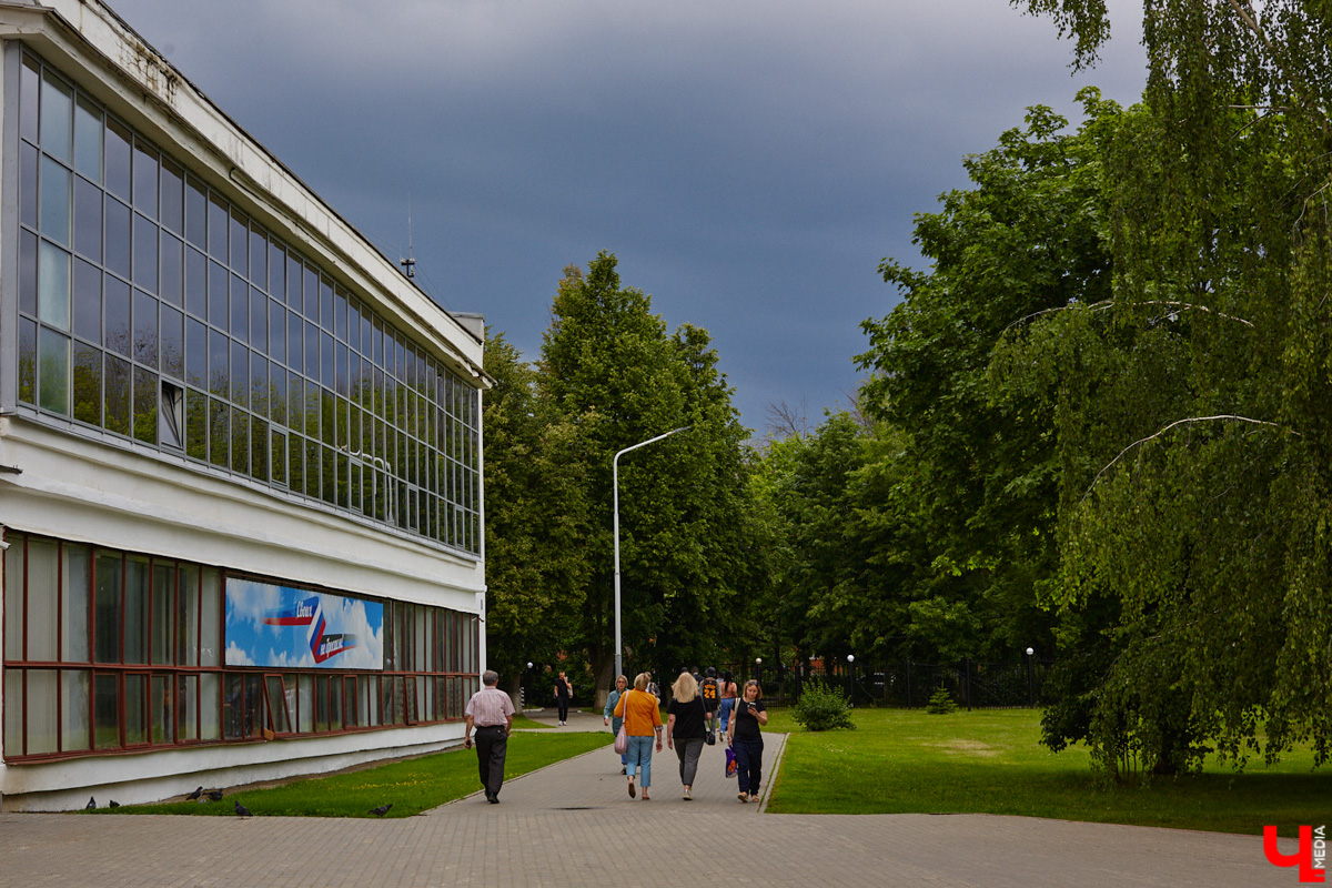Обрадовались солнцу и теплу в начале недели и уже начали строить планы на выходные? Вынуждены вас предупредить: судя по всему, избежать осадков нам вновь не удастся. Июнь даже передаст дождливую эстафету июлю. Также синоптики обещают похолодание.