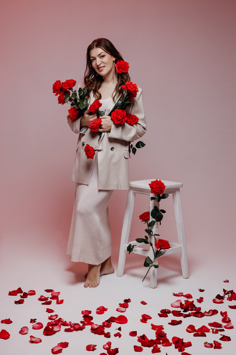 «Кайфово приходить в магазин, когда тебе все как раз. Это большое счастье для любой женщины!» — широко улыбается Юлия Краснова. Возможность носить то, что хочешь, новая героиня рубрики «Свой стиль» заработала силой воли и регулярными занятиями в спортзале. О «голых» платьях, своей любви к черному, аксессуарам и обуви Gucci она рассказала в интервью «Ключ-Медиа».