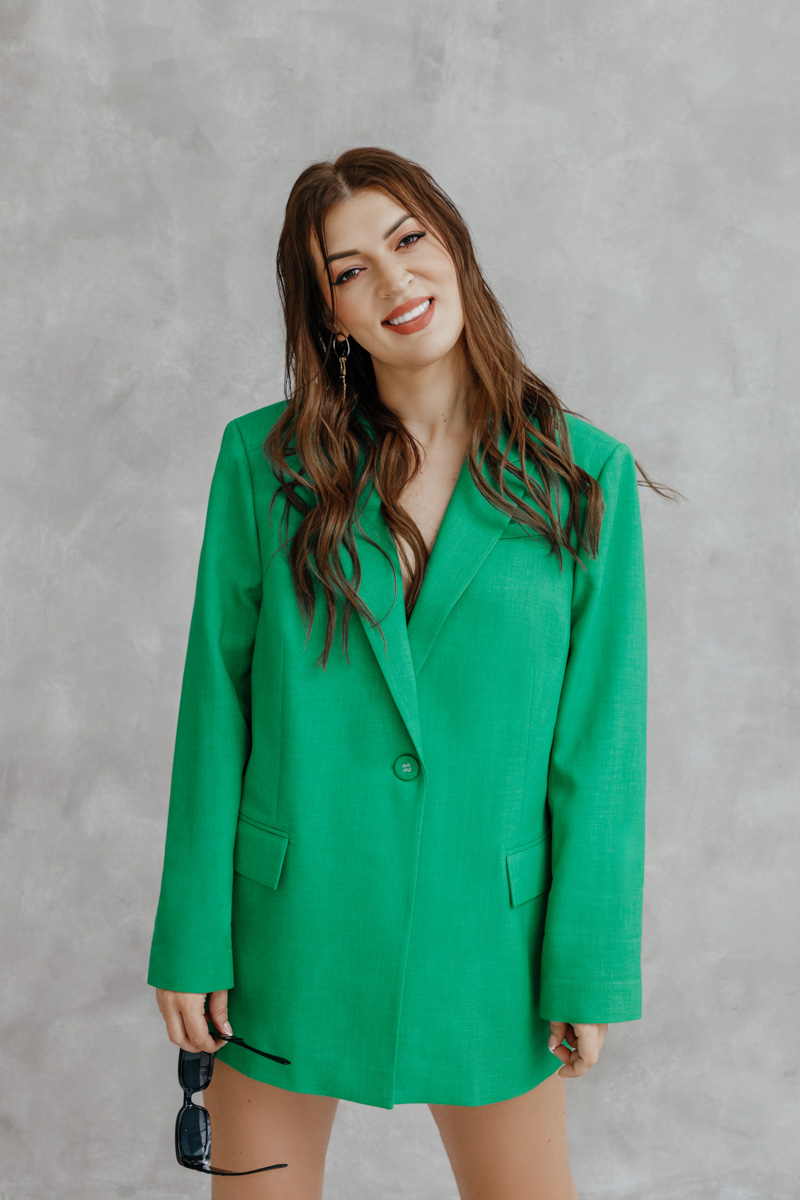 «Кайфово приходить в магазин, когда тебе все как раз. Это большое счастье для любой женщины!» — широко улыбается Юлия Краснова. Возможность носить то, что хочешь, новая героиня рубрики «Свой стиль» заработала силой воли и регулярными занятиями в спортзале. О «голых» платьях, своей любви к черному, аксессуарам и обуви Gucci она рассказала в интервью «Ключ-Медиа».