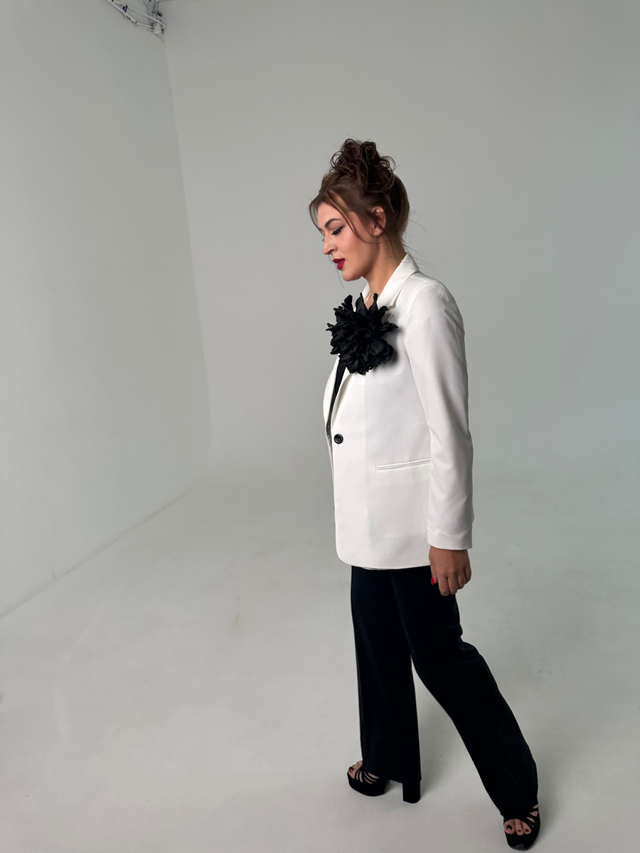 «Кайфово приходить в магазин, когда тебе все как раз. Это большое счастье для любой женщины!» — широко улыбается Юлия Краснова. Возможность носить то, что хочешь, новая героиня рубрики «Свой стиль» заработала силой воли и регулярными занятиями в спортзале. О «голых» платьях, своей любви к черному, аксессуарам и обуви Gucci она рассказала в интервью «Ключ-Медиа».