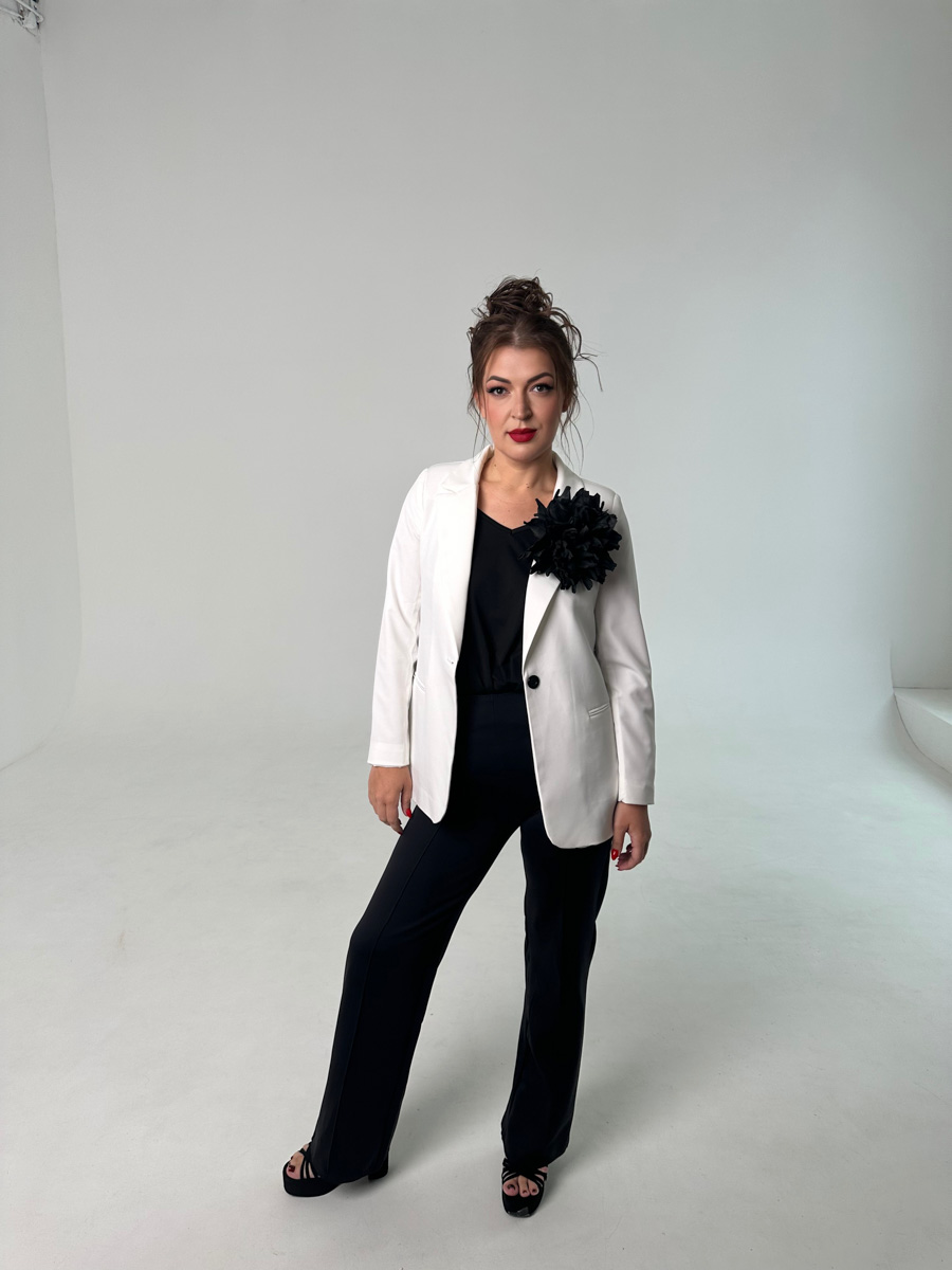 «Кайфово приходить в магазин, когда тебе все как раз. Это большое счастье для любой женщины!» — широко улыбается Юлия Краснова. Возможность носить то, что хочешь, новая героиня рубрики «Свой стиль» заработала силой воли и регулярными занятиями в спортзале. О «голых» платьях, своей любви к черному, аксессуарам и обуви Gucci она рассказала в интервью «Ключ-Медиа».