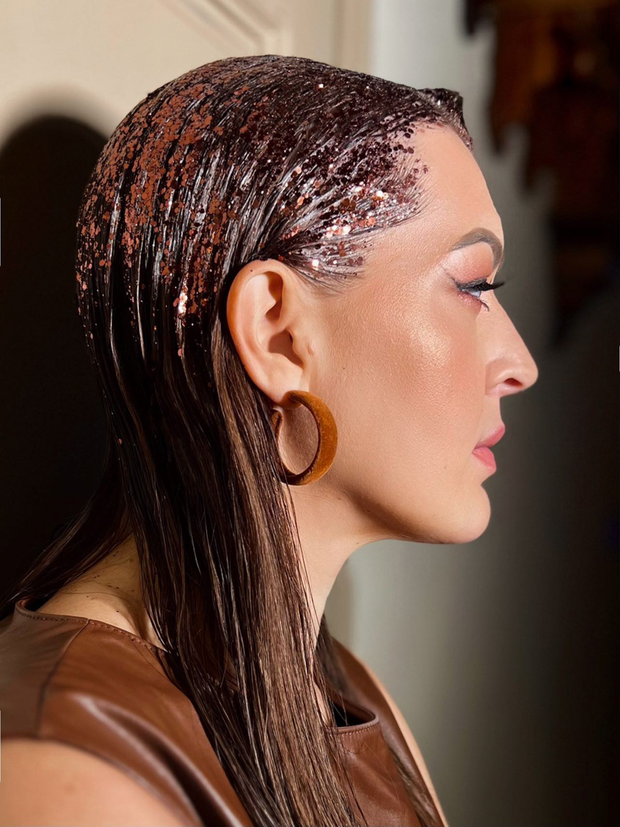 «Кайфово приходить в магазин, когда тебе все как раз. Это большое счастье для любой женщины!» — широко улыбается Юлия Краснова. Возможность носить то, что хочешь, новая героиня рубрики «Свой стиль» заработала силой воли и регулярными занятиями в спортзале. О «голых» платьях, своей любви к черному, аксессуарам и обуви Gucci она рассказала в интервью «Ключ-Медиа».