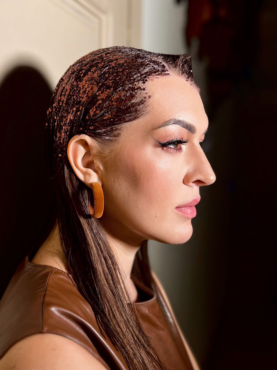 «Кайфово приходить в магазин, когда тебе все как раз. Это большое счастье для любой женщины!» — широко улыбается Юлия Краснова. Возможность носить то, что хочешь, новая героиня рубрики «Свой стиль» заработала силой воли и регулярными занятиями в спортзале. О «голых» платьях, своей любви к черному, аксессуарам и обуви Gucci она рассказала в интервью «Ключ-Медиа».