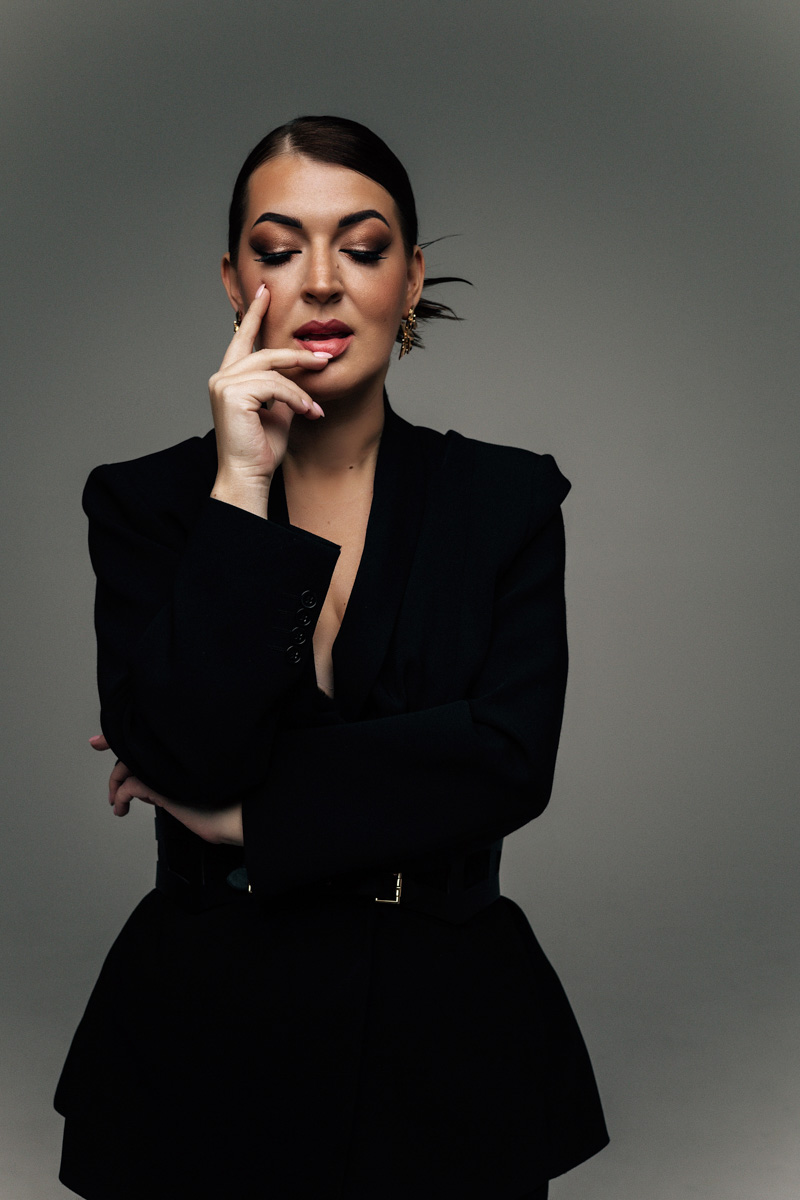 «Кайфово приходить в магазин, когда тебе все как раз. Это большое счастье для любой женщины!» — широко улыбается Юлия Краснова. Возможность носить то, что хочешь, новая героиня рубрики «Свой стиль» заработала силой воли и регулярными занятиями в спортзале. О «голых» платьях, своей любви к черному, аксессуарам и обуви Gucci она рассказала в интервью «Ключ-Медиа».