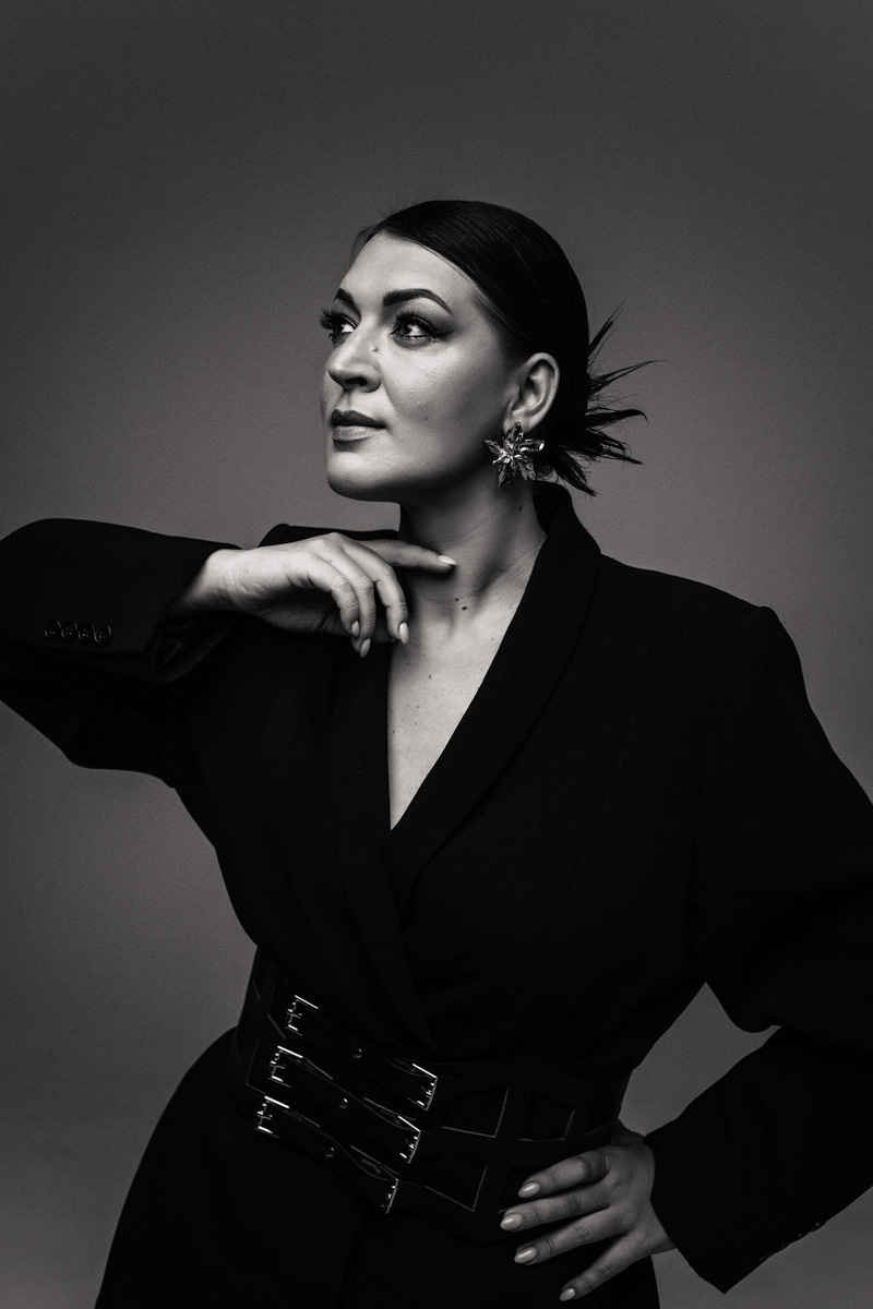 «Кайфово приходить в магазин, когда тебе все как раз. Это большое счастье для любой женщины!» — широко улыбается Юлия Краснова. Возможность носить то, что хочешь, новая героиня рубрики «Свой стиль» заработала силой воли и регулярными занятиями в спортзале. О «голых» платьях, своей любви к черному, аксессуарам и обуви Gucci она рассказала в интервью «Ключ-Медиа».