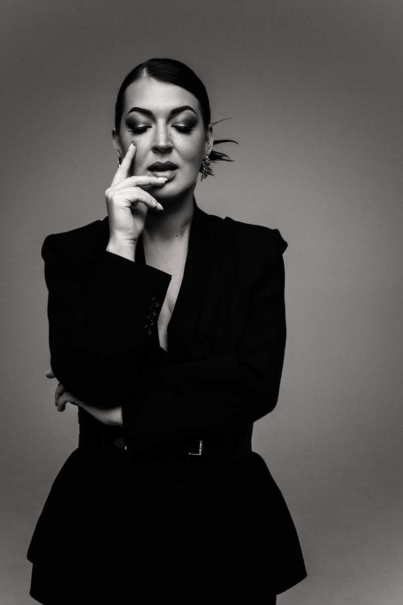 «Кайфово приходить в магазин, когда тебе все как раз. Это большое счастье для любой женщины!» — широко улыбается Юлия Краснова. Возможность носить то, что хочешь, новая героиня рубрики «Свой стиль» заработала силой воли и регулярными занятиями в спортзале. О «голых» платьях, своей любви к черному, аксессуарам и обуви Gucci она рассказала в интервью «Ключ-Медиа».