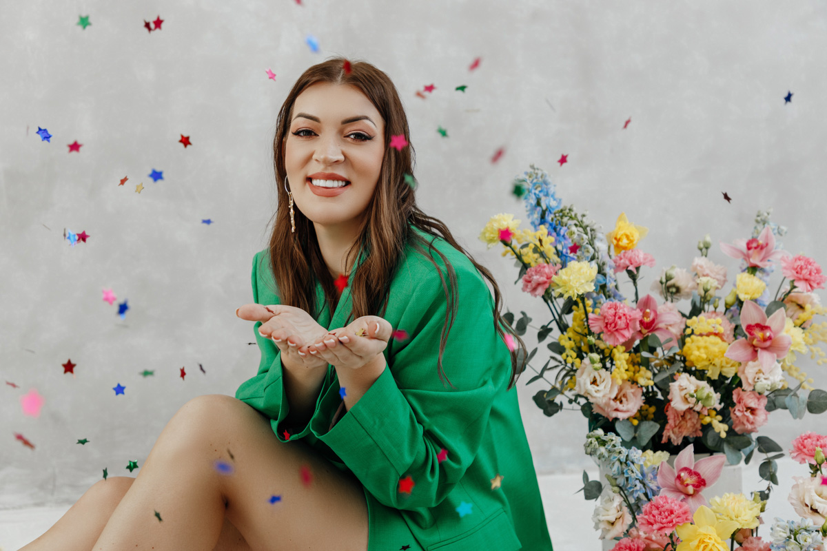 «Кайфово приходить в магазин, когда тебе все как раз. Это большое счастье для любой женщины!» — широко улыбается Юлия Краснова. Возможность носить то, что хочешь, новая героиня рубрики «Свой стиль» заработала силой воли и регулярными занятиями в спортзале. О «голых» платьях, своей любви к черному, аксессуарам и обуви Gucci она рассказала в интервью «Ключ-Медиа».