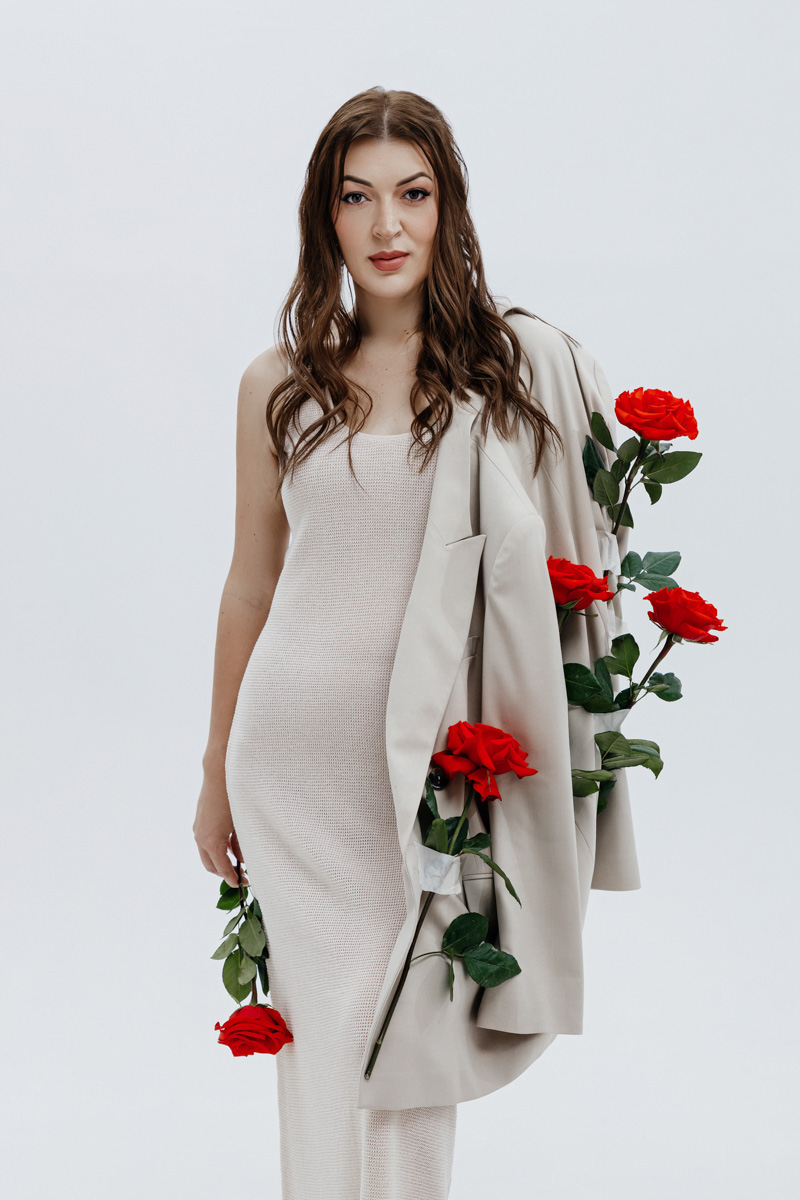 «Кайфово приходить в магазин, когда тебе все как раз. Это большое счастье для любой женщины!» — широко улыбается Юлия Краснова. Возможность носить то, что хочешь, новая героиня рубрики «Свой стиль» заработала силой воли и регулярными занятиями в спортзале. О «голых» платьях, своей любви к черному, аксессуарам и обуви Gucci она рассказала в интервью «Ключ-Медиа».