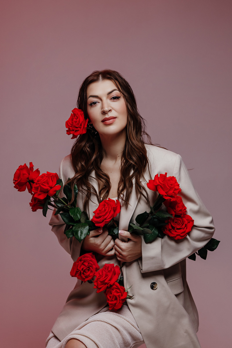 «Кайфово приходить в магазин, когда тебе все как раз. Это большое счастье для любой женщины!» — широко улыбается Юлия Краснова. Возможность носить то, что хочешь, новая героиня рубрики «Свой стиль» заработала силой воли и регулярными занятиями в спортзале. О «голых» платьях, своей любви к черному, аксессуарам и обуви Gucci она рассказала в интервью «Ключ-Медиа».