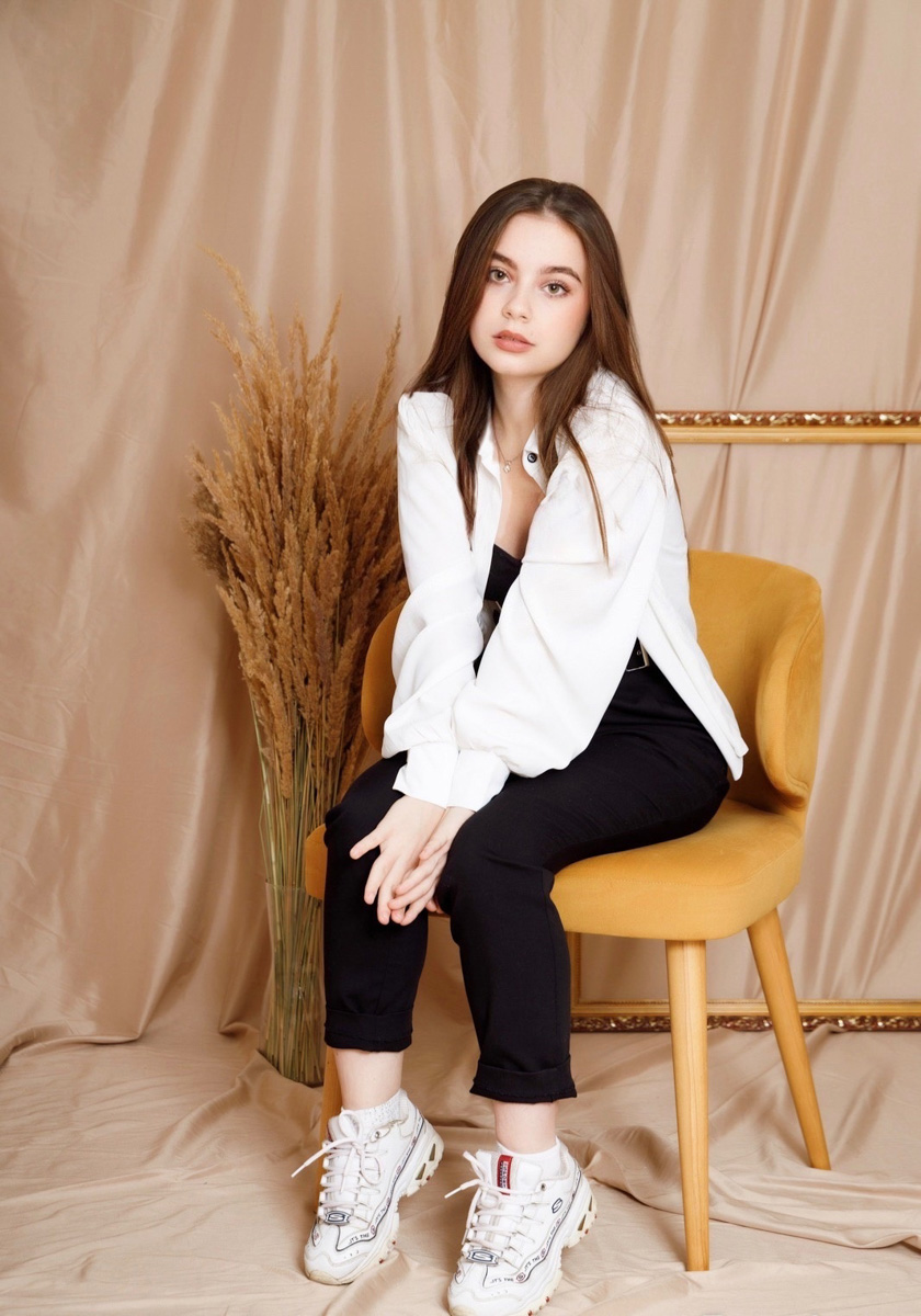 В этом году сто баллов по разным предметам на ЕГЭ набрали 15 выпускников владимирских школ, гимназий и лицеев. Мы нашли некоторых из этих «максималистов» и узнали у них, как шла подготовка к экзамену, какая атмосфера на нем царила и какие планы они строят на дальнейшую жизнь.