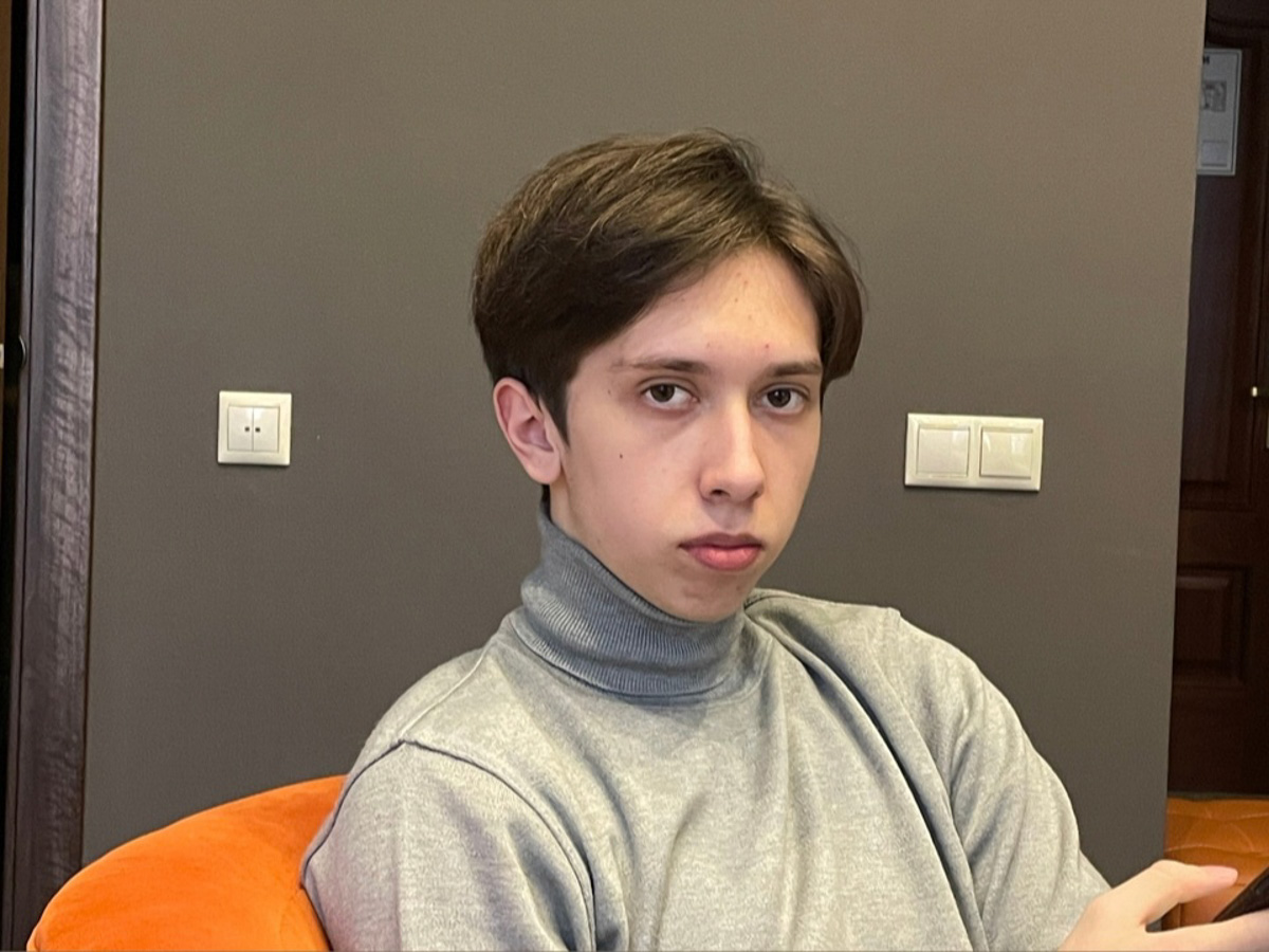 В этом году сто баллов по разным предметам на ЕГЭ набрали 15 выпускников владимирских школ, гимназий и лицеев. Мы нашли некоторых из этих «максималистов» и узнали у них, как шла подготовка к экзамену, какая атмосфера на нем царила и какие планы они строят на дальнейшую жизнь.