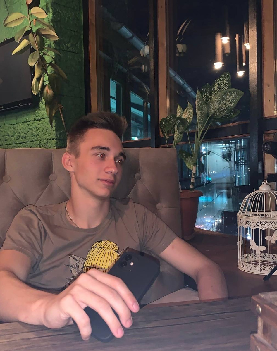 В этом году сто баллов по разным предметам на ЕГЭ набрали 15 выпускников владимирских школ, гимназий и лицеев. Мы нашли некоторых из этих «максималистов» и узнали у них, как шла подготовка к экзамену, какая атмосфера на нем царила и какие планы они строят на дальнейшую жизнь.