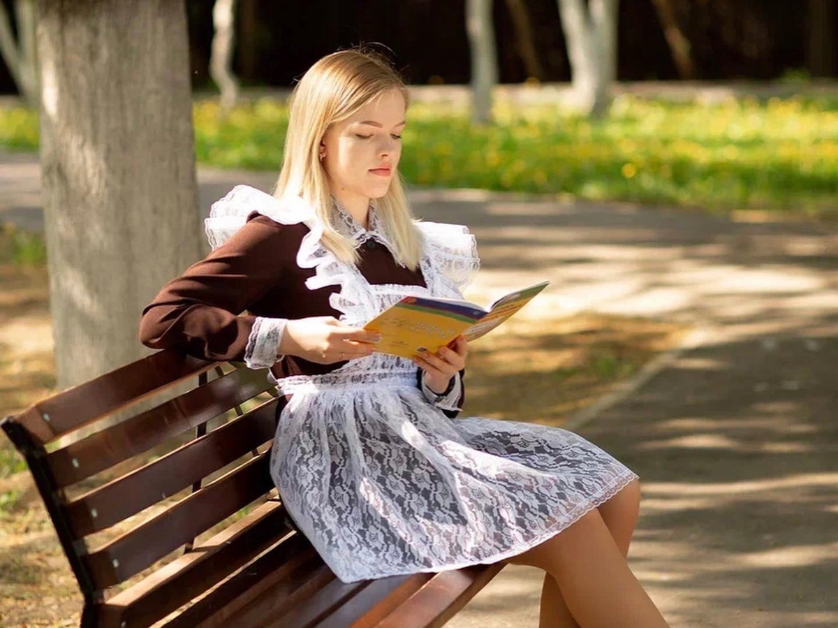 В этом году сто баллов по разным предметам на ЕГЭ набрали 15 выпускников владимирских школ, гимназий и лицеев. Мы нашли некоторых из этих «максималистов» и узнали у них, как шла подготовка к экзамену, какая атмосфера на нем царила и какие планы они строят на дальнейшую жизнь.