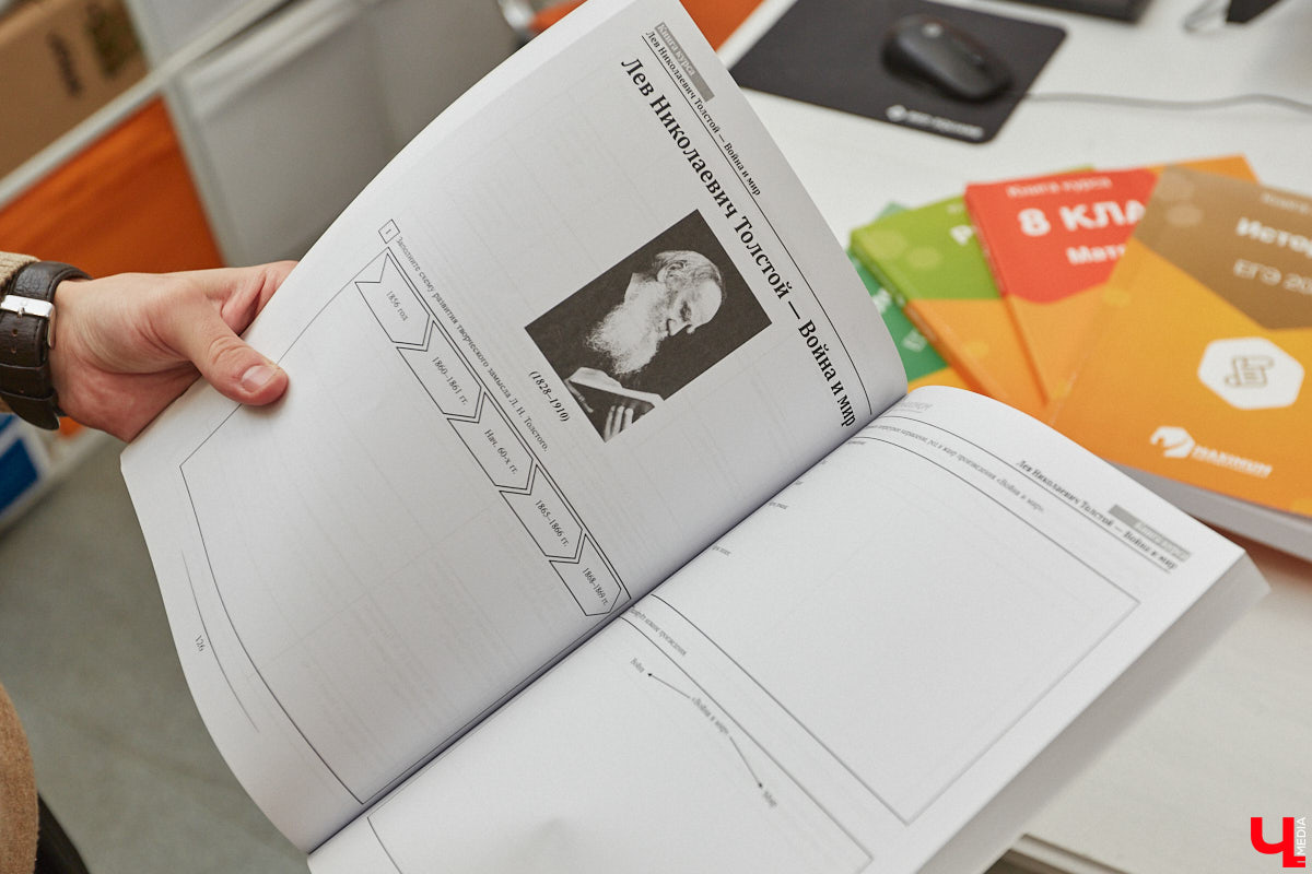 В этом году сто баллов по разным предметам на ЕГЭ набрали 15 выпускников владимирских школ, гимназий и лицеев. Мы нашли некоторых из этих «максималистов» и узнали у них, как шла подготовка к экзамену, какая атмосфера на нем царила и какие планы они строят на дальнейшую жизнь.