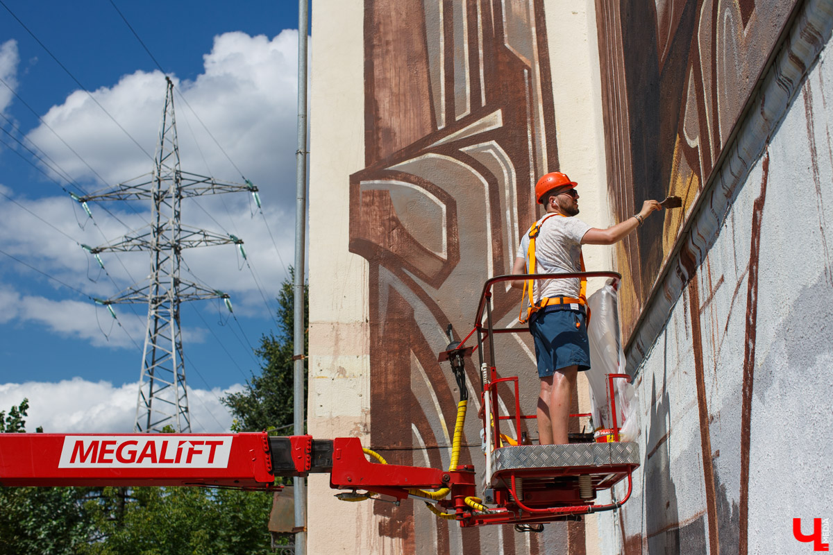 Совсем скоро во Владимире в третий раз пройдет фестиваль уличного искусства «Загфест» для художников, использующих в своем творчестве стены вместо бумаги. Где именно появятся новые рисунки — пока секрет. Зато известно, что их будет гораздо больше, чем в прошлом году. К тому же муралы станут куда масштабнее!