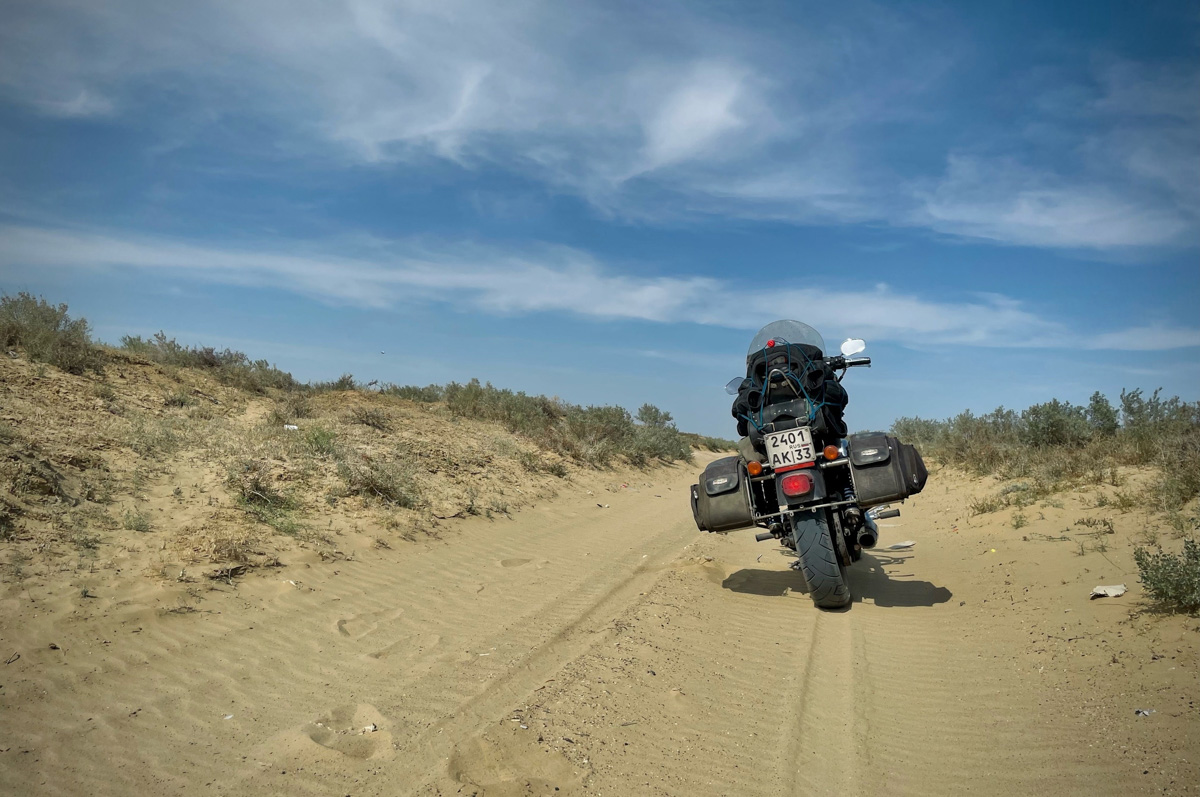 Владимирский путешественник Игорь Икшаков проехал через три страны на мотоцикле в сторону горной системы Памир. Весь путь через Казахстан, Узбекистан, Таджикистан и обратно занял у него 17 дней. Преодолеть пришлось почти девять тысяч километров. И без приключений в пути, естественно, не обошлось.