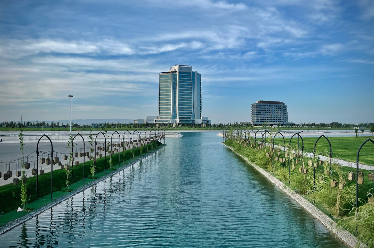 Владимирский путешественник Игорь Икшаков проехал через три страны на мотоцикле в сторону горной системы Памир. Весь путь через Казахстан, Узбекистан, Таджикистан и обратно занял у него 17 дней. Преодолеть пришлось почти девять тысяч километров. И без приключений в пути, естественно, не обошлось.