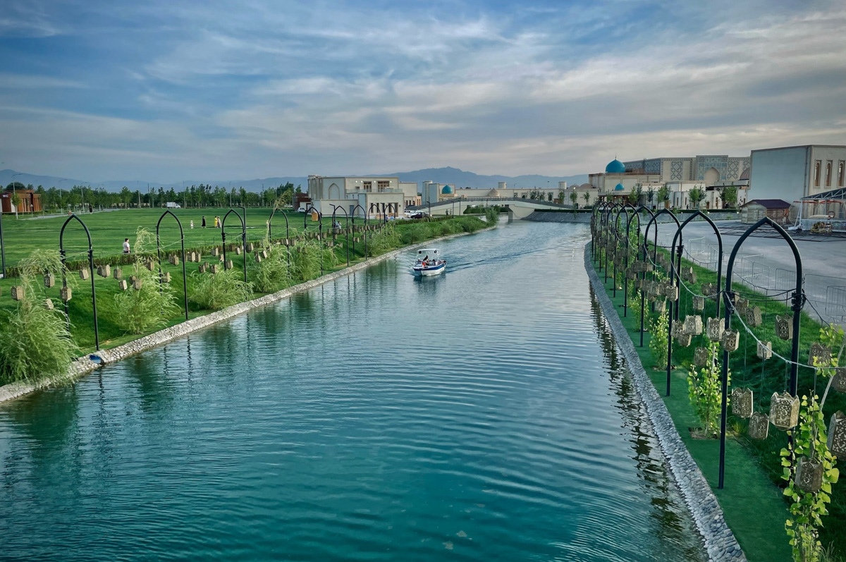 Владимирский путешественник Игорь Икшаков проехал через три страны на мотоцикле в сторону горной системы Памир. Весь путь через Казахстан, Узбекистан, Таджикистан и обратно занял у него 17 дней. Преодолеть пришлось почти девять тысяч километров. И без приключений в пути, естественно, не обошлось.