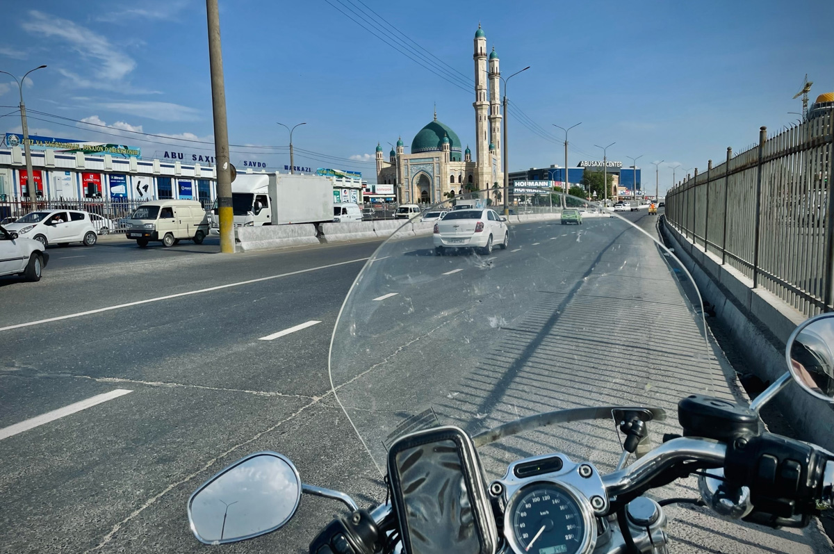 Владимирский путешественник Игорь Икшаков проехал через три страны на мотоцикле в сторону горной системы Памир. Весь путь через Казахстан, Узбекистан, Таджикистан и обратно занял у него 17 дней. Преодолеть пришлось почти девять тысяч километров. И без приключений в пути, естественно, не обошлось.