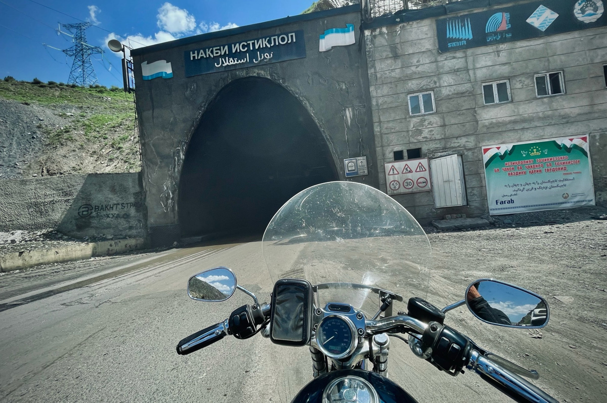 Владимирский путешественник Игорь Икшаков проехал через три страны на мотоцикле в сторону горной системы Памир. Весь путь через Казахстан, Узбекистан, Таджикистан и обратно занял у него 17 дней. Преодолеть пришлось почти девять тысяч километров. И без приключений в пути, естественно, не обошлось.