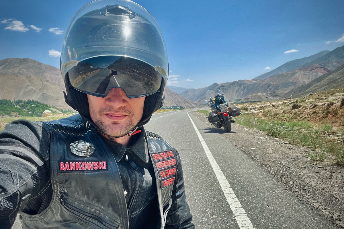 Владимирский путешественник Игорь Икшаков проехал через три страны на мотоцикле в сторону горной системы Памир. Весь путь через Казахстан, Узбекистан, Таджикистан и обратно занял у него 17 дней. Преодолеть пришлось почти девять тысяч километров. И без приключений в пути, естественно, не обошлось.