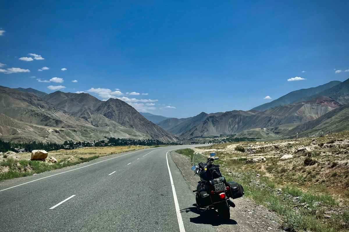 Владимирский путешественник Игорь Икшаков проехал через три страны на мотоцикле в сторону горной системы Памир. Весь путь через Казахстан, Узбекистан, Таджикистан и обратно занял у него 17 дней. Преодолеть пришлось почти девять тысяч километров. И без приключений в пути, естественно, не обошлось.