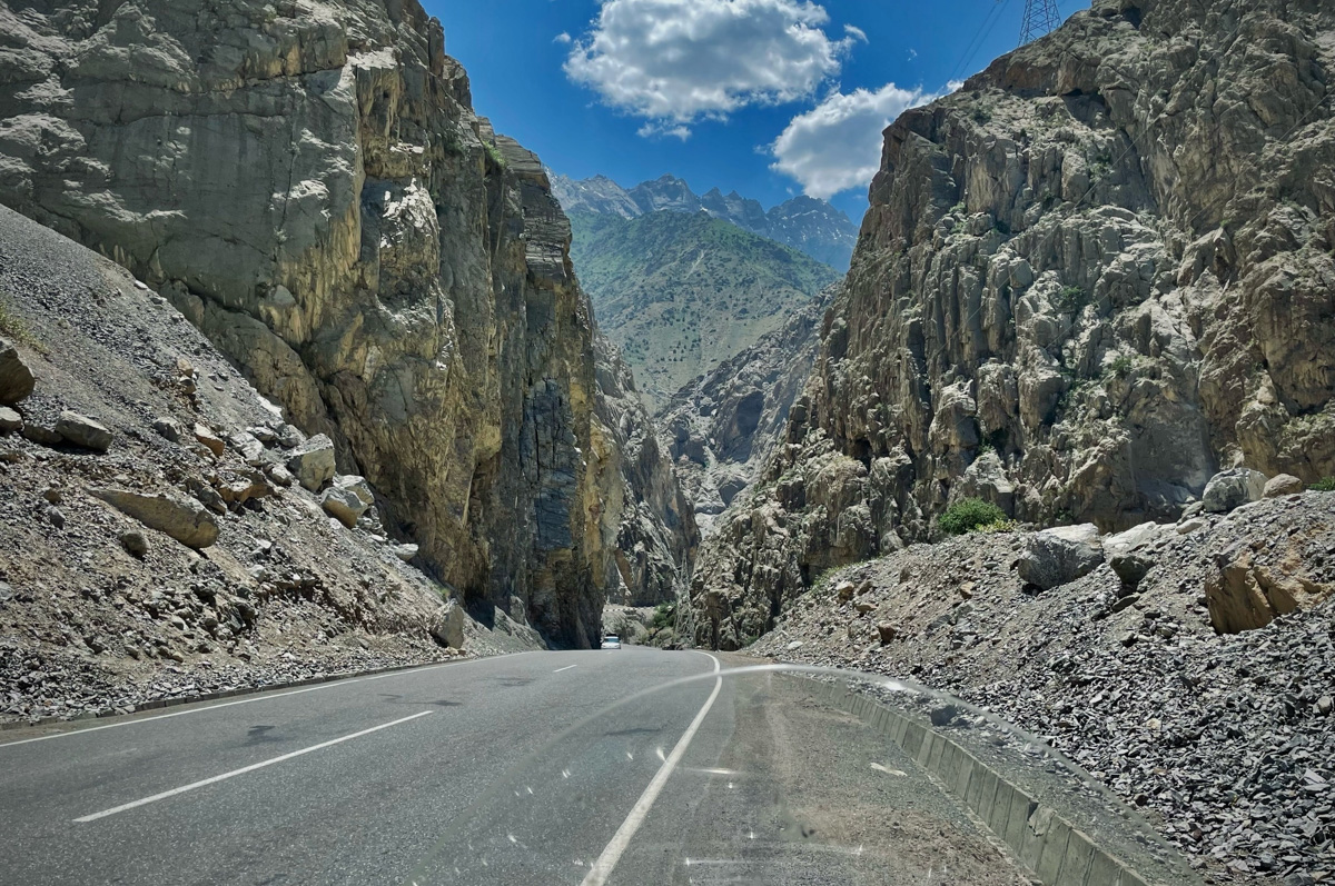 Владимирский путешественник Игорь Икшаков проехал через три страны на мотоцикле в сторону горной системы Памир. Весь путь через Казахстан, Узбекистан, Таджикистан и обратно занял у него 17 дней. Преодолеть пришлось почти девять тысяч километров. И без приключений в пути, естественно, не обошлось.