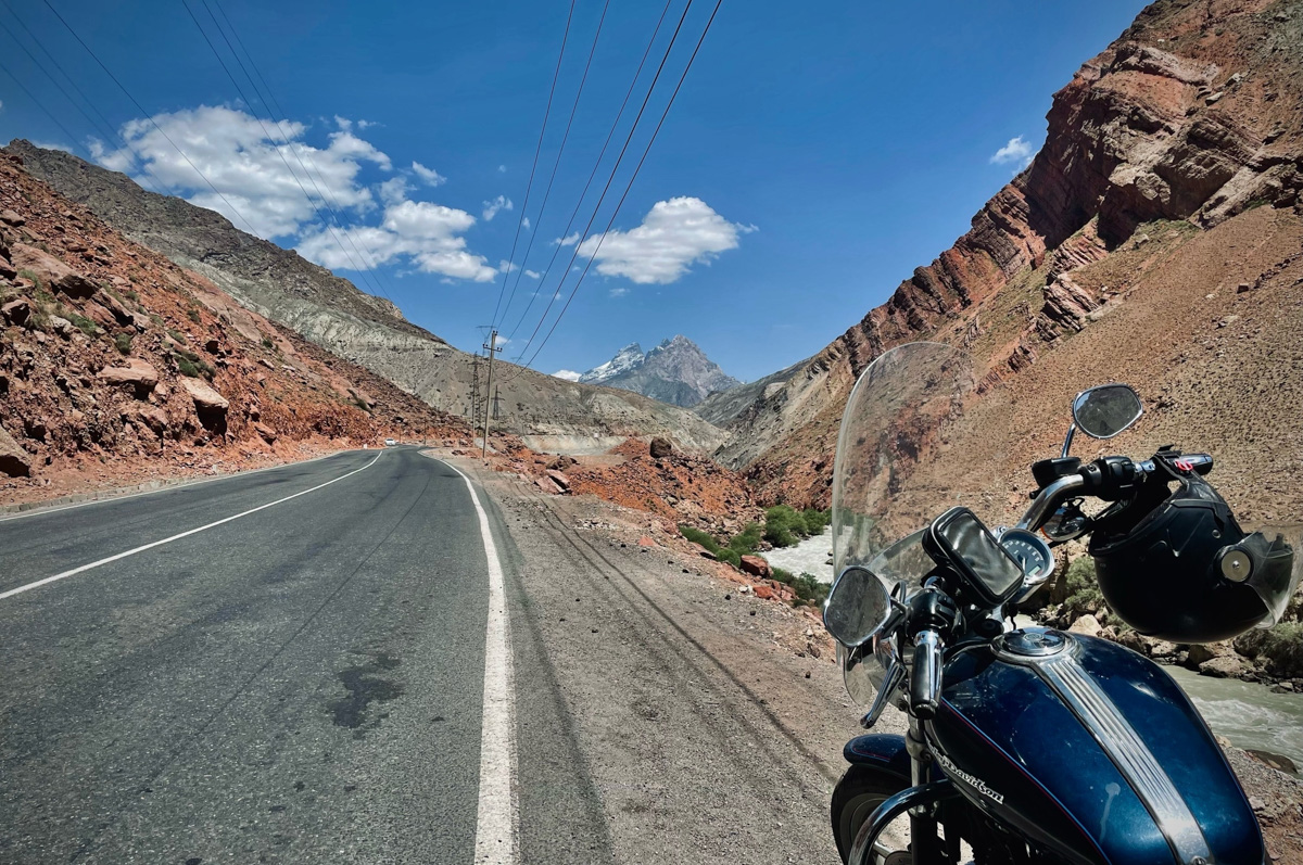 Владимирский путешественник Игорь Икшаков проехал через три страны на мотоцикле в сторону горной системы Памир. Весь путь через Казахстан, Узбекистан, Таджикистан и обратно занял у него 17 дней. Преодолеть пришлось почти девять тысяч километров. И без приключений в пути, естественно, не обошлось.