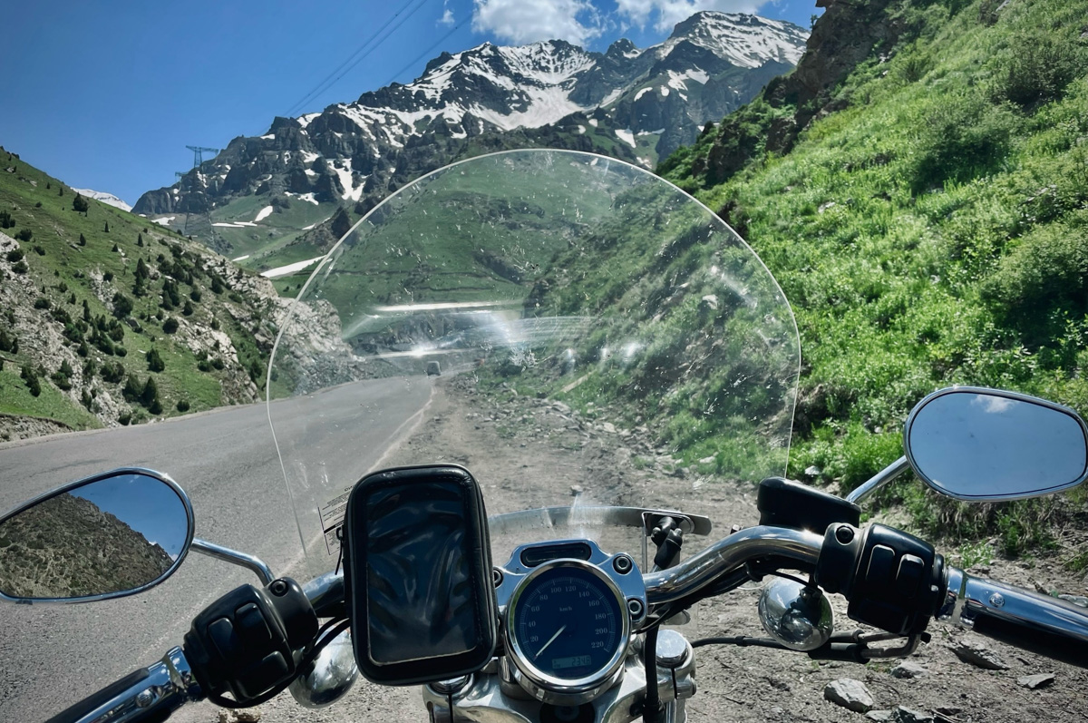 Владимирский путешественник Игорь Икшаков проехал через три страны на мотоцикле в сторону горной системы Памир. Весь путь через Казахстан, Узбекистан, Таджикистан и обратно занял у него 17 дней. Преодолеть пришлось почти девять тысяч километров. И без приключений в пути, естественно, не обошлось.