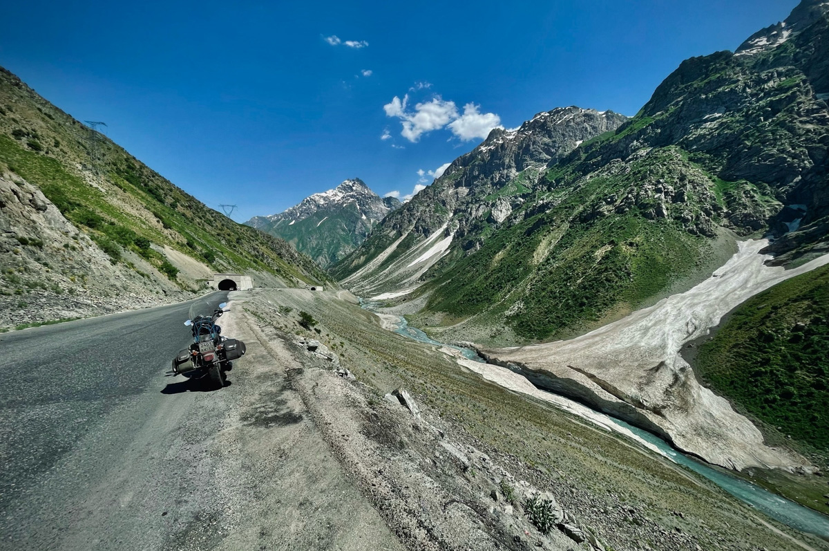 Владимирский путешественник Игорь Икшаков проехал через три страны на мотоцикле в сторону горной системы Памир. Весь путь через Казахстан, Узбекистан, Таджикистан и обратно занял у него 17 дней. Преодолеть пришлось почти девять тысяч километров. И без приключений в пути, естественно, не обошлось.
