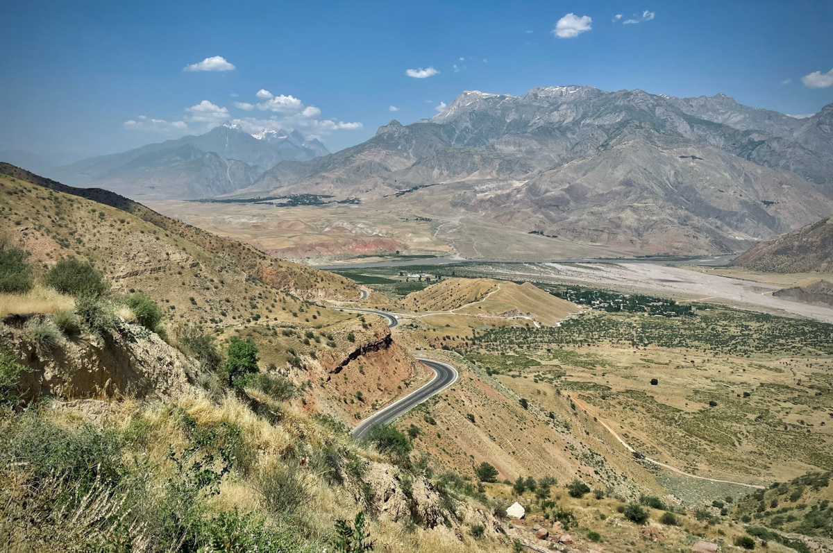 Владимирский путешественник Игорь Икшаков проехал через три страны на мотоцикле в сторону горной системы Памир. Весь путь через Казахстан, Узбекистан, Таджикистан и обратно занял у него 17 дней. Преодолеть пришлось почти девять тысяч километров. И без приключений в пути, естественно, не обошлось.