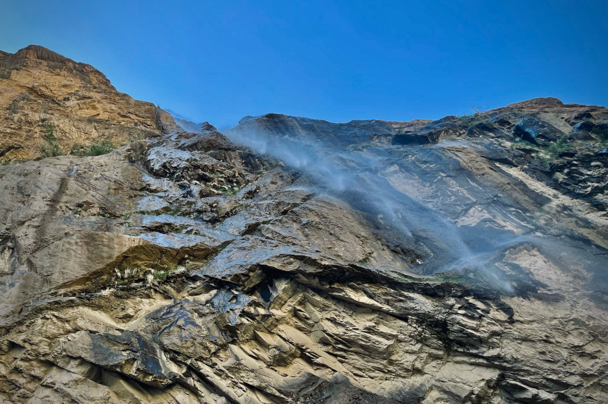 Владимирский путешественник Игорь Икшаков проехал через три страны на мотоцикле в сторону горной системы Памир. Весь путь через Казахстан, Узбекистан, Таджикистан и обратно занял у него 17 дней. Преодолеть пришлось почти девять тысяч километров. И без приключений в пути, естественно, не обошлось.