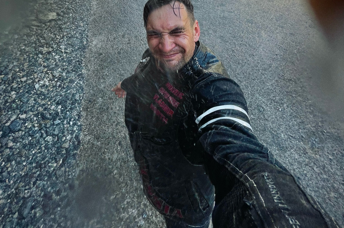 Владимирский путешественник Игорь Икшаков проехал через три страны на мотоцикле в сторону горной системы Памир. Весь путь через Казахстан, Узбекистан, Таджикистан и обратно занял у него 17 дней. Преодолеть пришлось почти девять тысяч километров. И без приключений в пути, естественно, не обошлось.