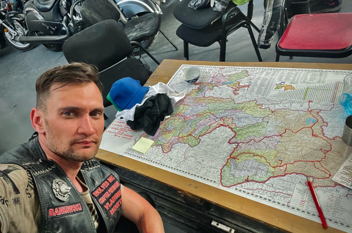 Владимирский путешественник Игорь Икшаков проехал через три страны на мотоцикле в сторону горной системы Памир. Весь путь через Казахстан, Узбекистан, Таджикистан и обратно занял у него 17 дней. Преодолеть пришлось почти девять тысяч километров. И без приключений в пути, естественно, не обошлось.