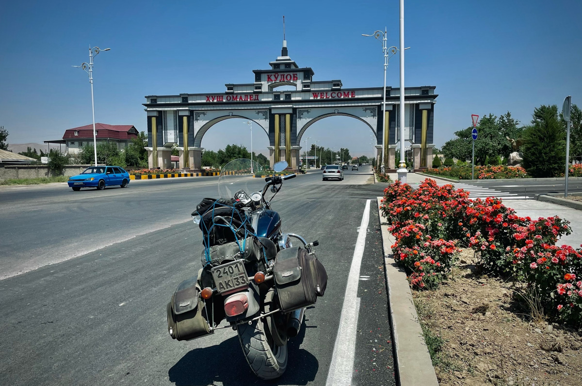 Владимирский путешественник Игорь Икшаков проехал через три страны на мотоцикле в сторону горной системы Памир. Весь путь через Казахстан, Узбекистан, Таджикистан и обратно занял у него 17 дней. Преодолеть пришлось почти девять тысяч километров. И без приключений в пути, естественно, не обошлось.