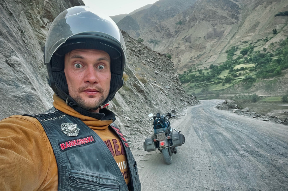 Владимирский путешественник Игорь Икшаков проехал через три страны на мотоцикле в сторону горной системы Памир. Весь путь через Казахстан, Узбекистан, Таджикистан и обратно занял у него 17 дней. Преодолеть пришлось почти девять тысяч километров. И без приключений в пути, естественно, не обошлось.