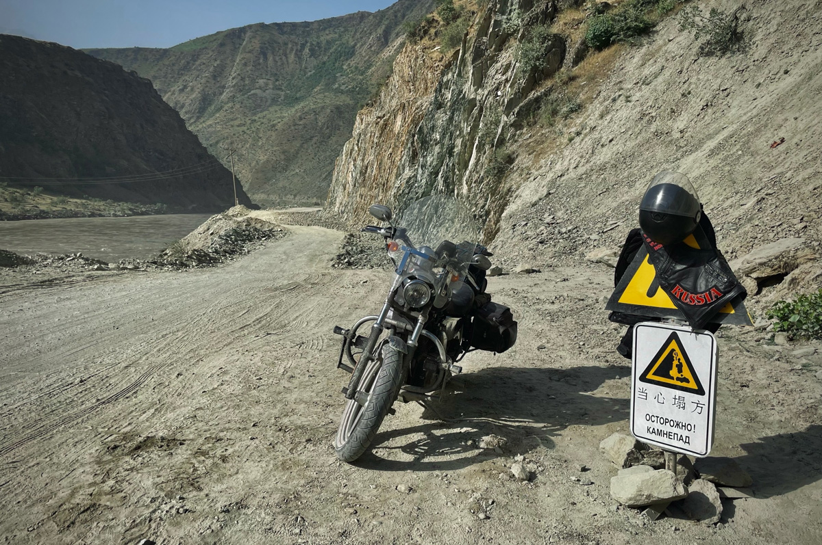 Владимирский путешественник Игорь Икшаков проехал через три страны на мотоцикле в сторону горной системы Памир. Весь путь через Казахстан, Узбекистан, Таджикистан и обратно занял у него 17 дней. Преодолеть пришлось почти девять тысяч километров. И без приключений в пути, естественно, не обошлось.