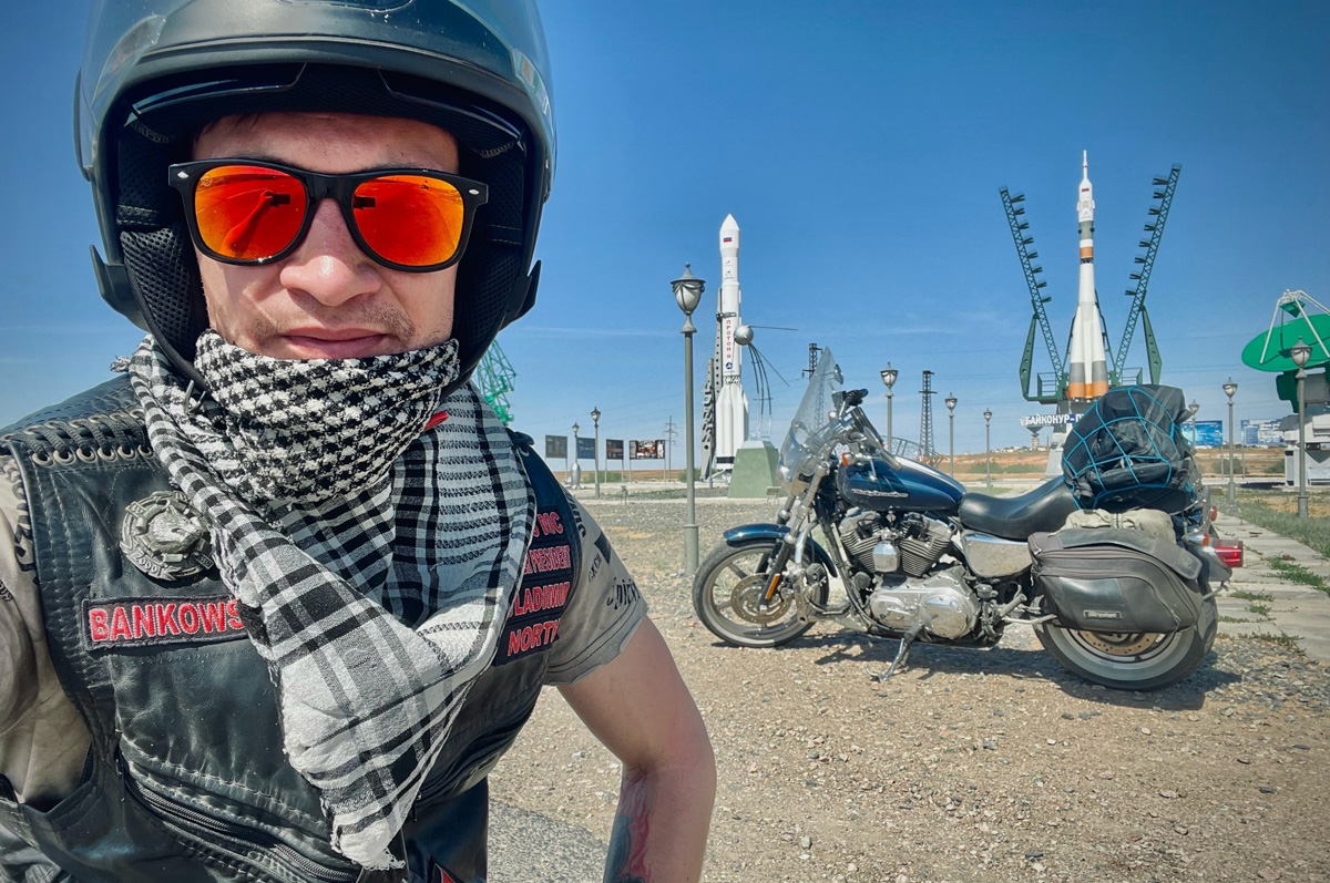 Владимирский путешественник Игорь Икшаков проехал через три страны на мотоцикле в сторону горной системы Памир. Весь путь через Казахстан, Узбекистан, Таджикистан и обратно занял у него 17 дней. Преодолеть пришлось почти девять тысяч километров. И без приключений в пути, естественно, не обошлось.