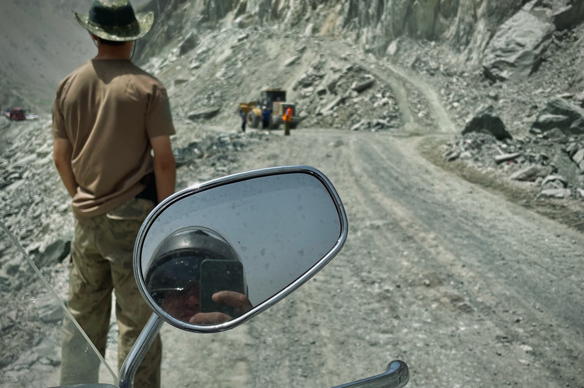 Владимирский путешественник Игорь Икшаков проехал через три страны на мотоцикле в сторону горной системы Памир. Весь путь через Казахстан, Узбекистан, Таджикистан и обратно занял у него 17 дней. Преодолеть пришлось почти девять тысяч километров. И без приключений в пути, естественно, не обошлось.