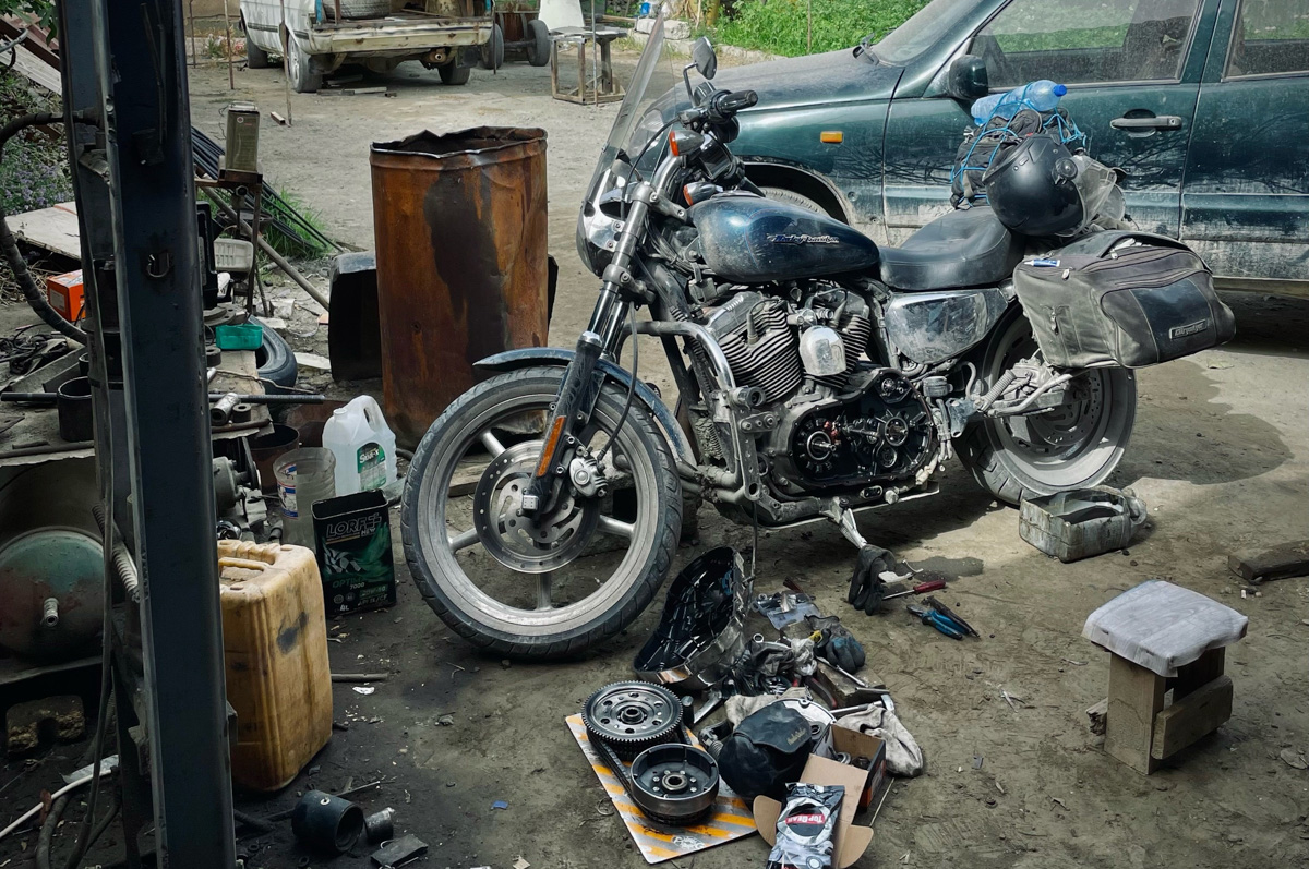 Владимирский путешественник Игорь Икшаков проехал через три страны на мотоцикле в сторону горной системы Памир. Весь путь через Казахстан, Узбекистан, Таджикистан и обратно занял у него 17 дней. Преодолеть пришлось почти девять тысяч километров. И без приключений в пути, естественно, не обошлось.