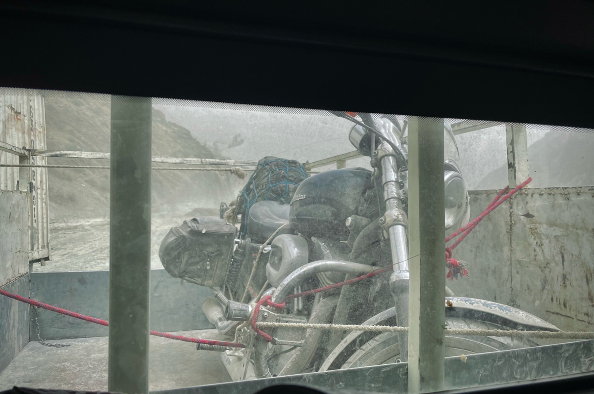 Владимирский путешественник Игорь Икшаков проехал через три страны на мотоцикле в сторону горной системы Памир. Весь путь через Казахстан, Узбекистан, Таджикистан и обратно занял у него 17 дней. Преодолеть пришлось почти девять тысяч километров. И без приключений в пути, естественно, не обошлось.