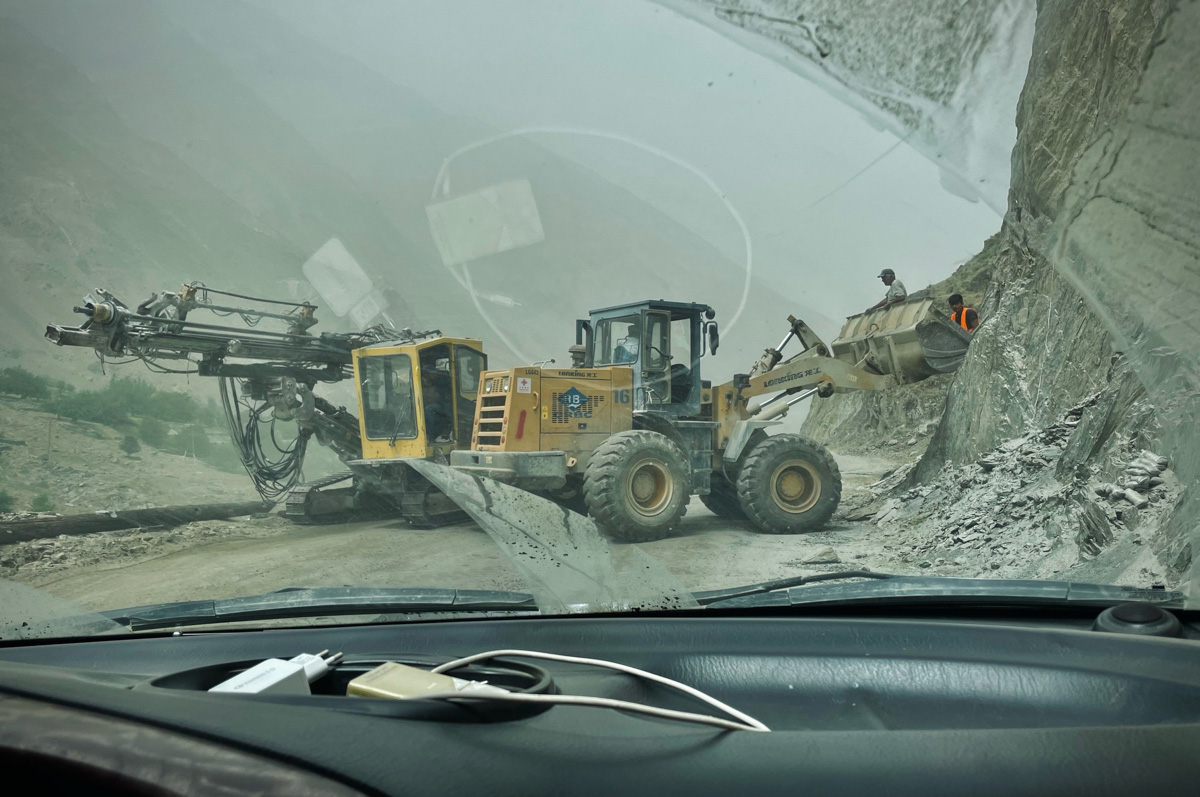 Владимирский путешественник Игорь Икшаков проехал через три страны на мотоцикле в сторону горной системы Памир. Весь путь через Казахстан, Узбекистан, Таджикистан и обратно занял у него 17 дней. Преодолеть пришлось почти девять тысяч километров. И без приключений в пути, естественно, не обошлось.
