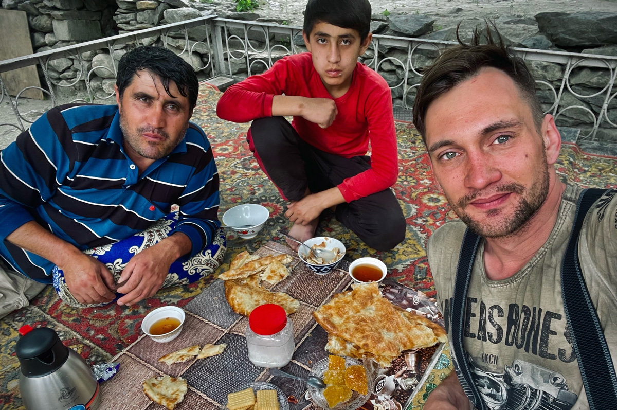 Владимирский путешественник Игорь Икшаков проехал через три страны на мотоцикле в сторону горной системы Памир. Весь путь через Казахстан, Узбекистан, Таджикистан и обратно занял у него 17 дней. Преодолеть пришлось почти девять тысяч километров. И без приключений в пути, естественно, не обошлось.