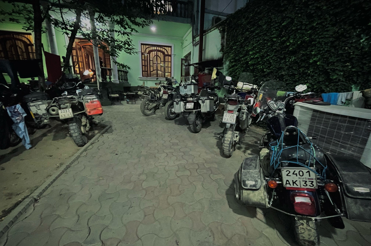 Владимирский путешественник Игорь Икшаков проехал через три страны на мотоцикле в сторону горной системы Памир. Весь путь через Казахстан, Узбекистан, Таджикистан и обратно занял у него 17 дней. Преодолеть пришлось почти девять тысяч километров. И без приключений в пути, естественно, не обошлось.