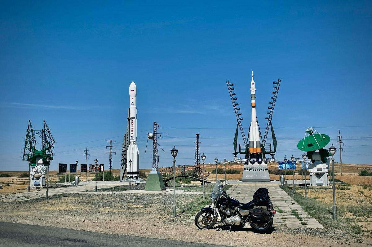 Владимирский путешественник Игорь Икшаков проехал через три страны на мотоцикле в сторону горной системы Памир. Весь путь через Казахстан, Узбекистан, Таджикистан и обратно занял у него 17 дней. Преодолеть пришлось почти девять тысяч километров. И без приключений в пути, естественно, не обошлось.