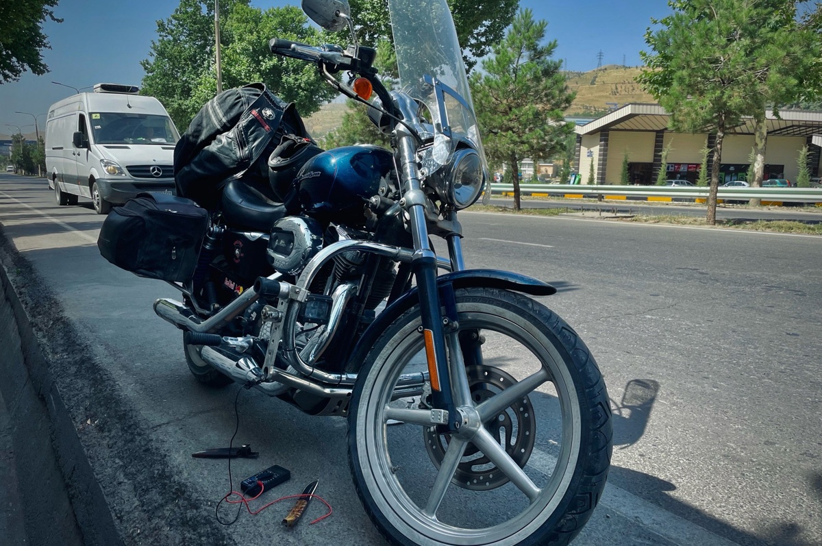 Владимирский путешественник Игорь Икшаков проехал через три страны на мотоцикле в сторону горной системы Памир. Весь путь через Казахстан, Узбекистан, Таджикистан и обратно занял у него 17 дней. Преодолеть пришлось почти девять тысяч километров. И без приключений в пути, естественно, не обошлось.