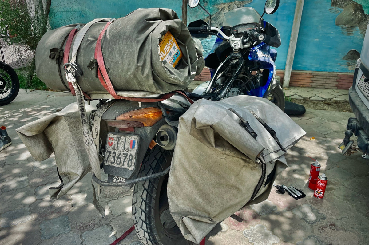 Владимирский путешественник Игорь Икшаков проехал через три страны на мотоцикле в сторону горной системы Памир. Весь путь через Казахстан, Узбекистан, Таджикистан и обратно занял у него 17 дней. Преодолеть пришлось почти девять тысяч километров. И без приключений в пути, естественно, не обошлось.