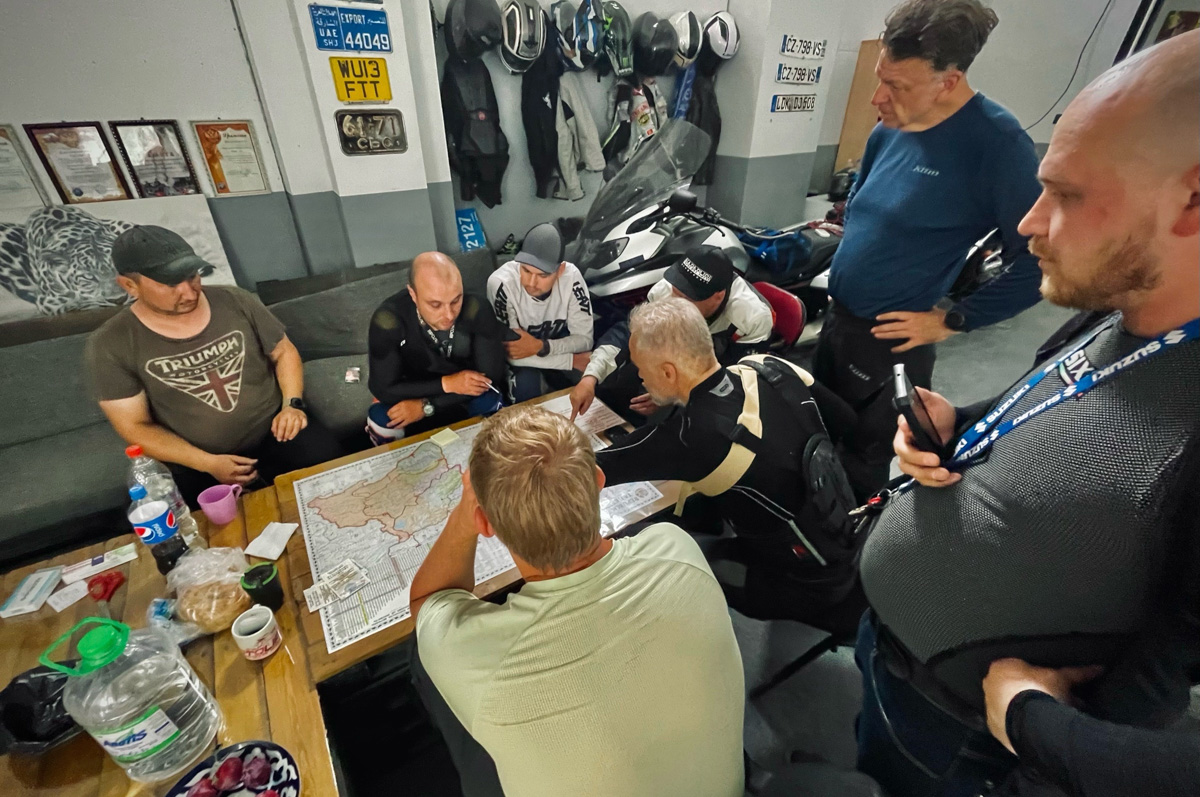 Владимирский путешественник Игорь Икшаков проехал через три страны на мотоцикле в сторону горной системы Памир. Весь путь через Казахстан, Узбекистан, Таджикистан и обратно занял у него 17 дней. Преодолеть пришлось почти девять тысяч километров. И без приключений в пути, естественно, не обошлось.