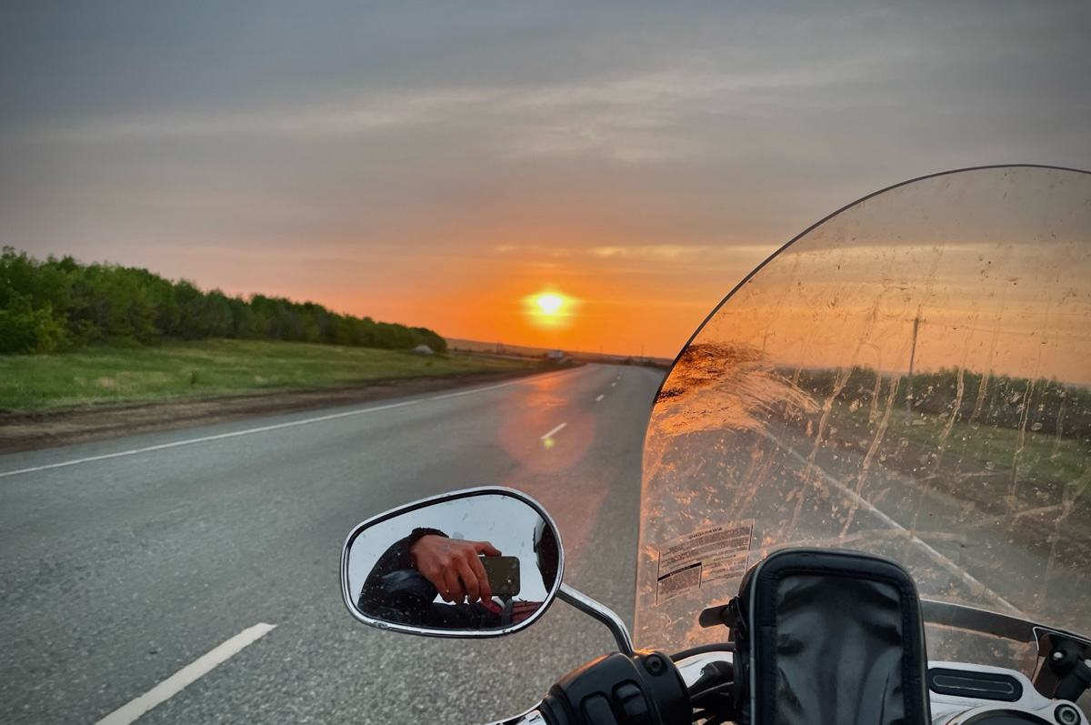 Владимирский путешественник Игорь Икшаков проехал через три страны на мотоцикле в сторону горной системы Памир. Весь путь через Казахстан, Узбекистан, Таджикистан и обратно занял у него 17 дней. Преодолеть пришлось почти девять тысяч километров. И без приключений в пути, естественно, не обошлось.