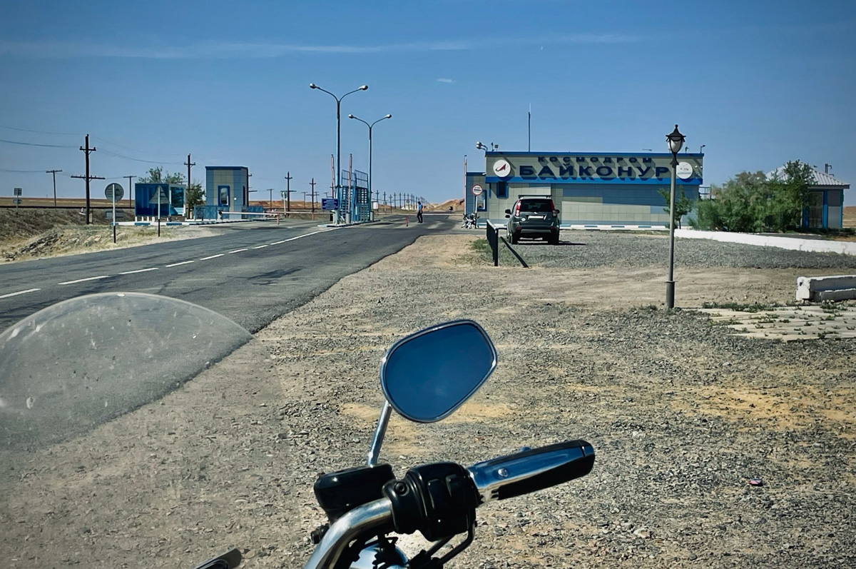 Владимирский путешественник Игорь Икшаков проехал через три страны на мотоцикле в сторону горной системы Памир. Весь путь через Казахстан, Узбекистан, Таджикистан и обратно занял у него 17 дней. Преодолеть пришлось почти девять тысяч километров. И без приключений в пути, естественно, не обошлось.